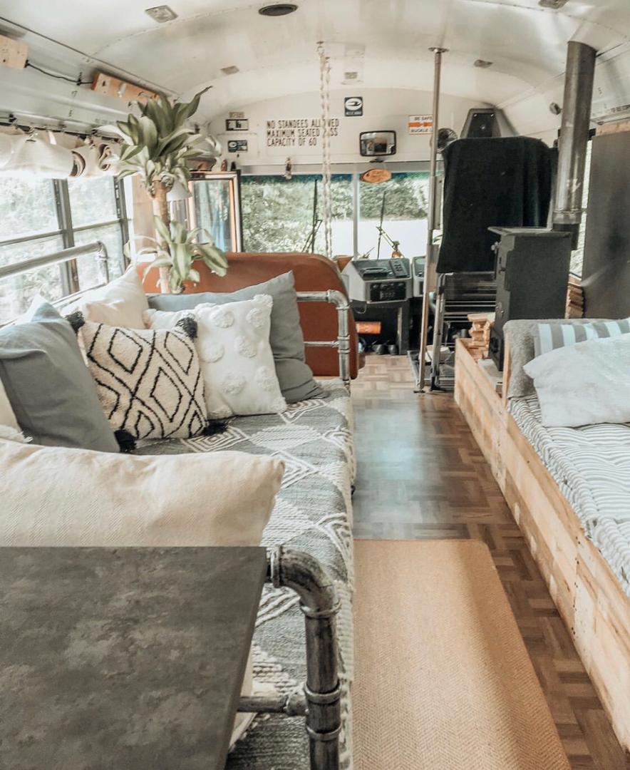 اتوبوسی که تبدیل به خانه ای سیار برای سفر شد